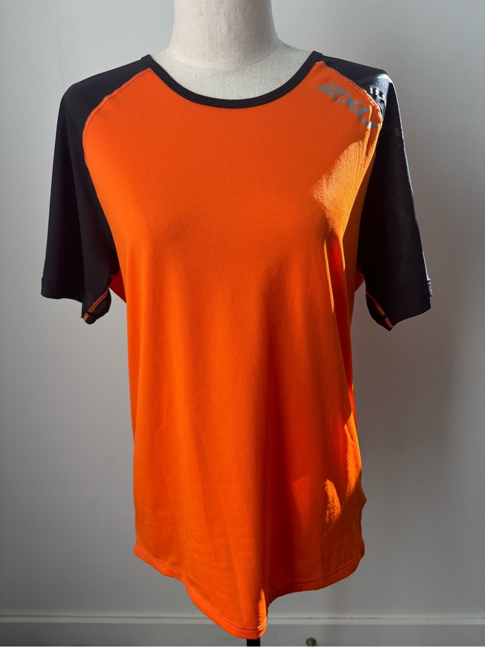 2XU Men’s Orange with Black Raglan Sleeve Performance Tee